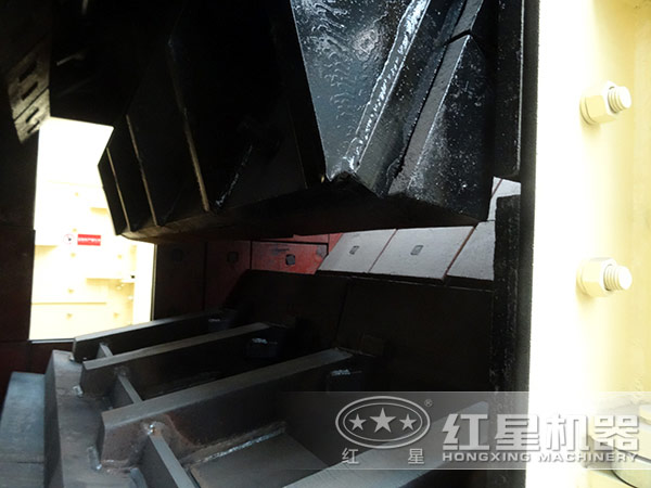 反擊式破碎機內部結構