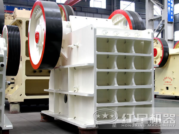 鄂式破碎機(jī)圖片