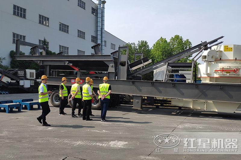 客戶來(lái)廠考察車載石子破碎機(jī)