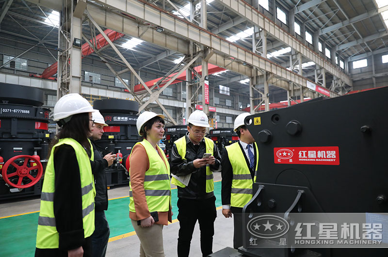 客戶來(lái)廠考察破碎機(jī)設(shè)備
