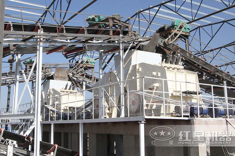 日產(chǎn)五萬噸的破碎機作業(yè)現(xiàn)場 日產(chǎn)五萬噸的破碎機作業(yè)現(xiàn)場