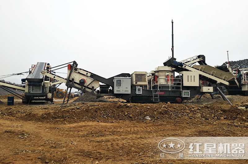 河南一碎石場使用移動破碎機(jī)加工現(xiàn)場