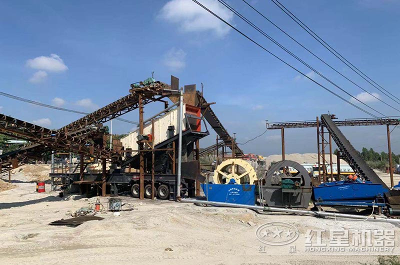 移動(dòng)破碎機(jī)生產(chǎn)現(xiàn)場