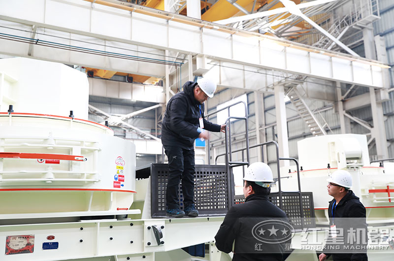 客戶來廠考察石灰石制砂設(shè)備 客戶來廠考察石灰石制砂設(shè)備