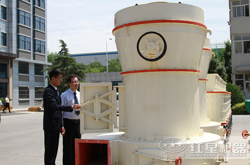 客戶來廠考察雷蒙磨設(shè)備 客戶來廠考察雷蒙磨設(shè)備