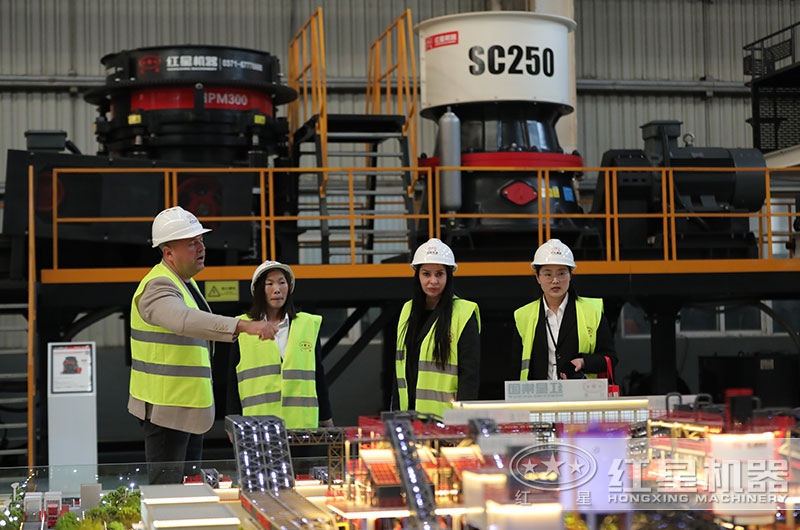 客戶來(lái)廠考察水泥塊破碎設(shè)備 客戶來(lái)廠考察水泥塊破碎設(shè)備