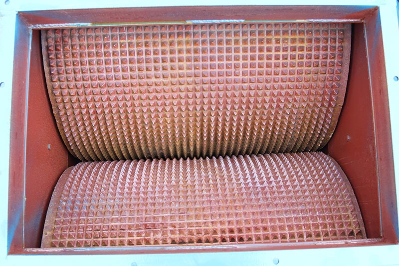 楔塊或墊片調(diào)節(jié)輥輪間距，控制排料大小