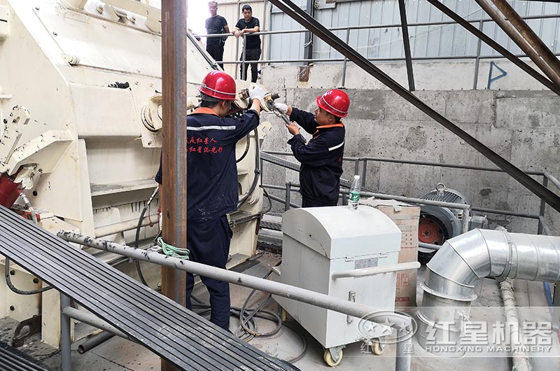 紅星技術(shù)人員奔赴現(xiàn)場為客戶調(diào)設(shè)備