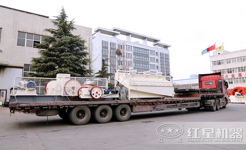 又一整套對輥制砂機裝車發(fā)貨中 又一整套對輥制砂機裝車發(fā)貨中