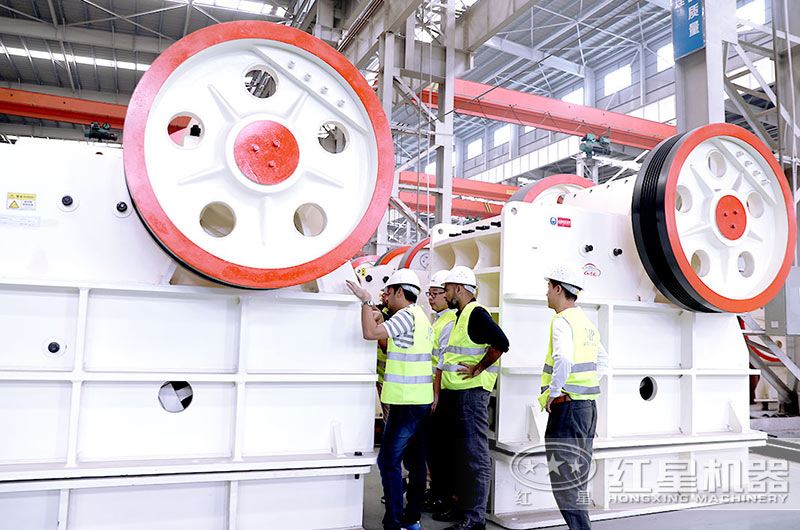 客戶來廠考察大型鄂破機(jī)設(shè)備 客戶來廠考察大型鄂破機(jī)設(shè)備