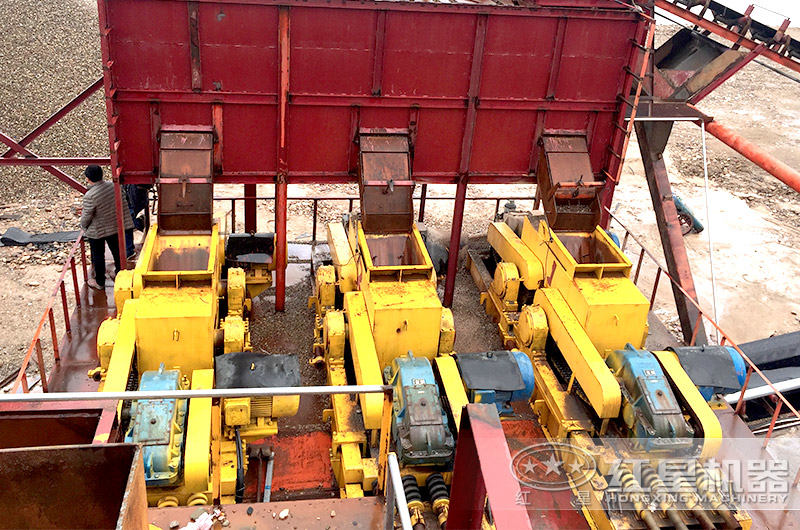 三臺(tái)對(duì)輥破聯(lián)合作業(yè)，江蘇客戶鵝卵石破碎現(xiàn)場(chǎng)