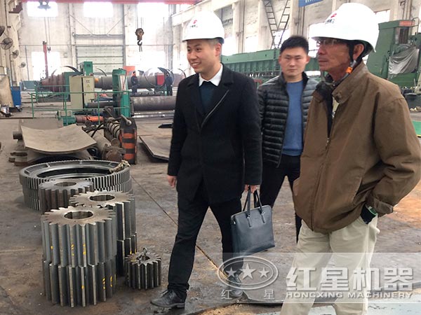 用戶來訪參觀設(shè)備生產(chǎn)車間