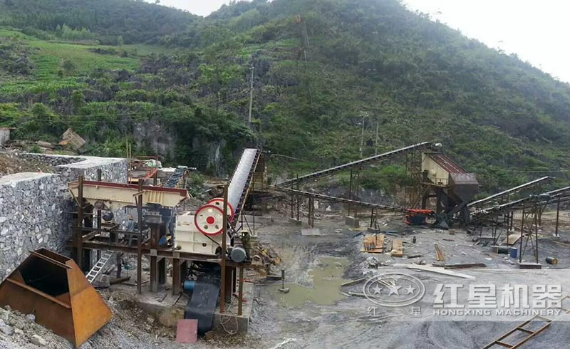 小型鱷式碎石機(jī)客戶現(xiàn)場