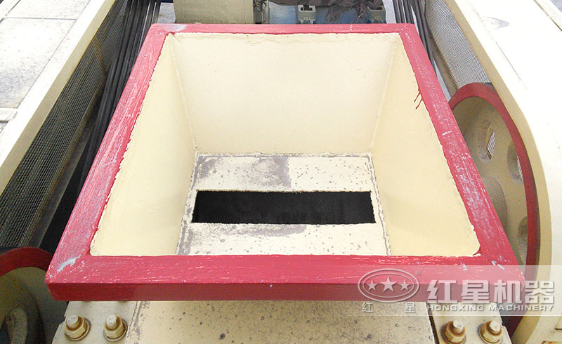 對輥式破碎機進(jìn)料口