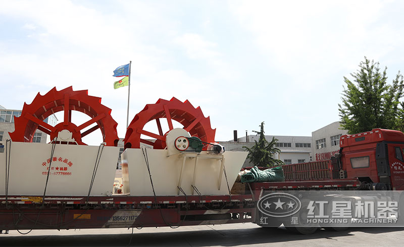 兩臺輪斗式洗沙機(jī)裝車