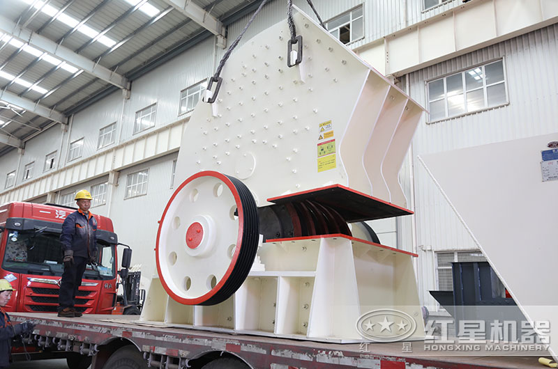 大型錘式破碎機裝車，準備發(fā)往新鄉(xiāng)