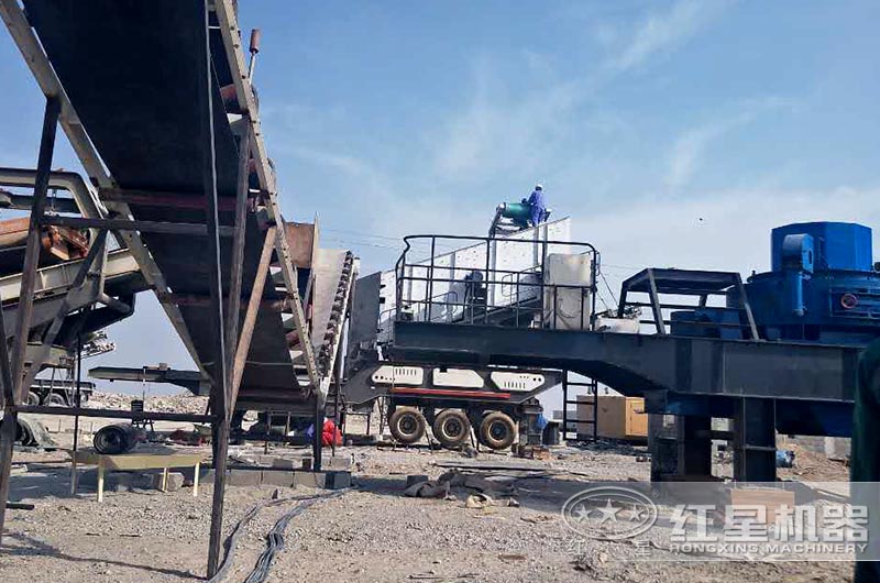 移動(dòng)碎沙機(jī)作業(yè)現(xiàn)場