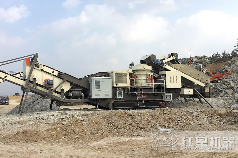 履帶式巖石破碎機(jī)作業(yè)現(xiàn)場(chǎng)圖