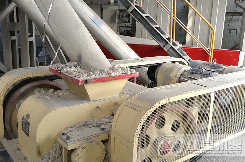 對輥式粉碎機(jī)作業(yè)現(xiàn)場圖