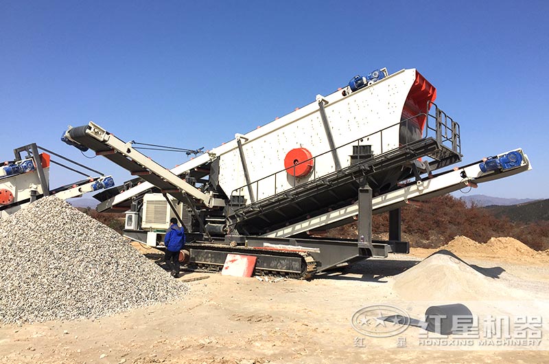 正在作業(yè)的履帶式移動破石機