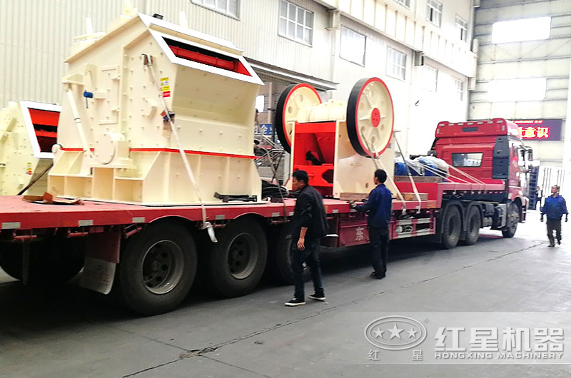 反擊式碎石機整套設(shè)備裝車，廠家直接發(fā)往用戶現(xiàn)場