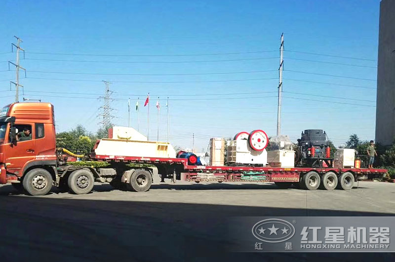 小型石子破碎機裝車，發(fā)往遼寧
