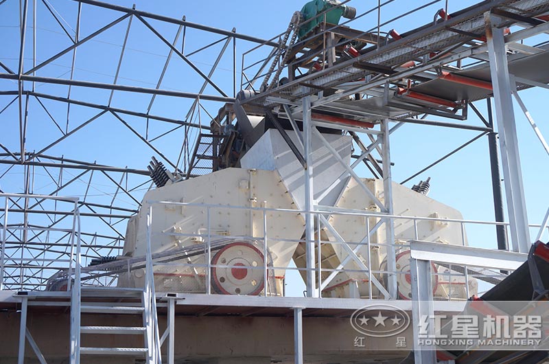 兩臺反擊式破碎機，進行細碎