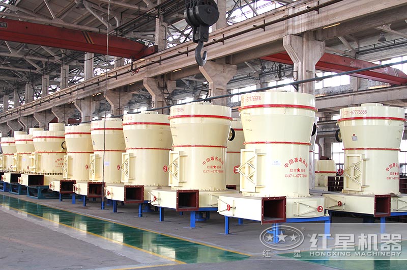 高強(qiáng)磨粉機(jī)生產(chǎn)車(chē)間，廠家有現(xiàn)貨提供