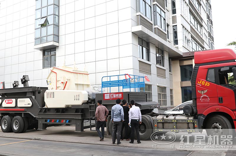 廢混凝土塊粉碎設(shè)備發(fā)貨中 廢混凝土塊粉碎設(shè)備發(fā)貨中