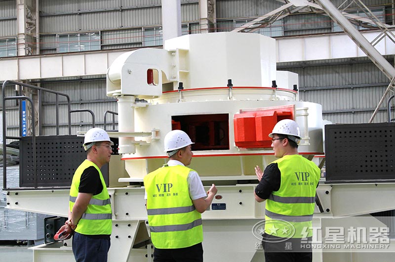 客戶來廠考察設備，經(jīng)理陪同詳細介紹