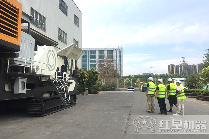 客戶來廠參觀，經理陪同詳細介紹