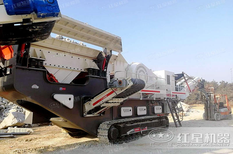 履帶式破碎機自行移動、轉(zhuǎn)場方便