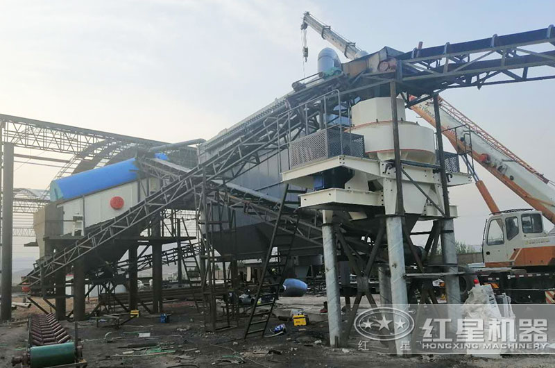 鵝卵石制砂機作業(yè)現(xiàn)場（環(huán)保措施到位）
