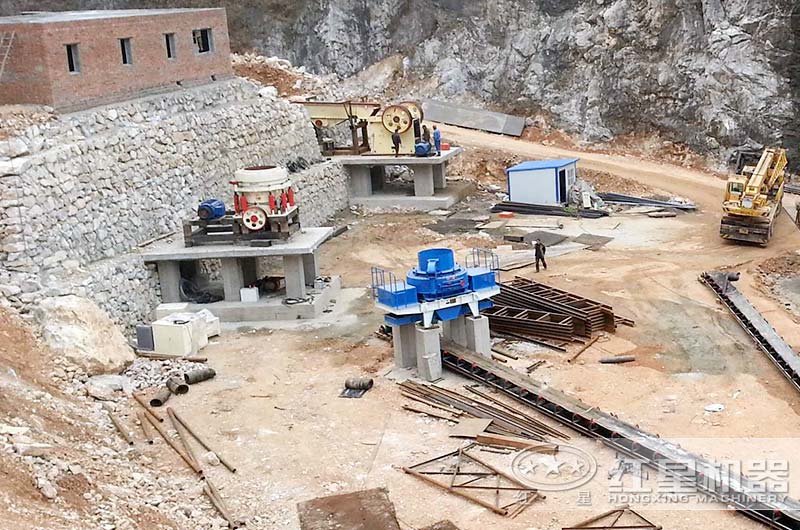 河南某地石子加工機(jī)器安裝進(jìn)行中