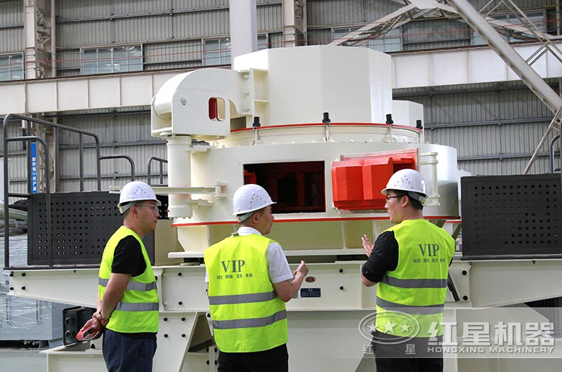 砂石投資者來廠區(qū)了解新型制砂機生產(chǎn)設備相關信息