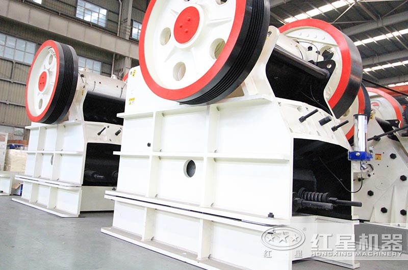 大型鄂式打石機(jī)車(chē)間實(shí)拍圖