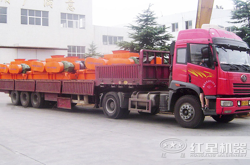 紅星大型對輥機發(fā)貨現(xiàn)場