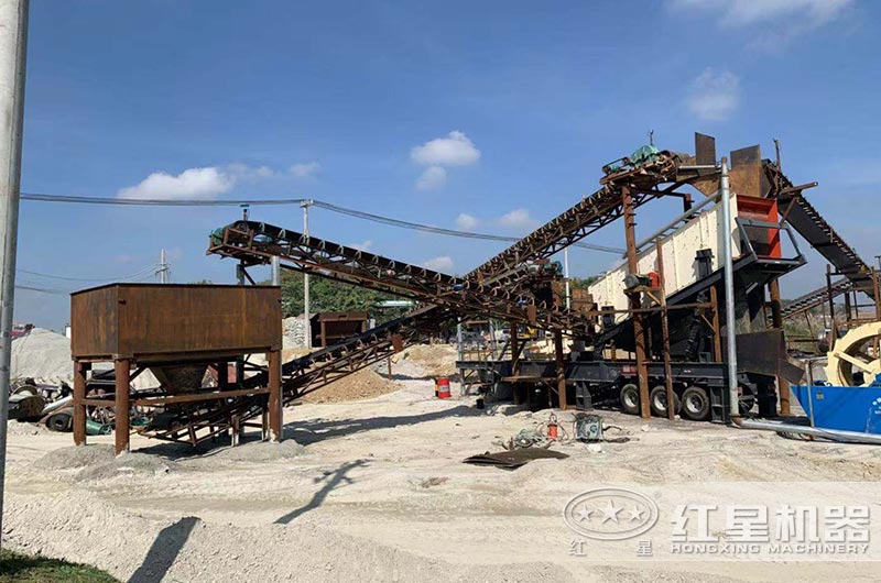 紅星海南客戶車載式移動破碎機生產(chǎn)現(xiàn)場
