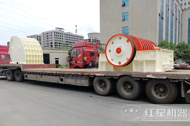 紅星時產(chǎn)3000噸的PCZ2225重錘式破碎機(jī)發(fā)貨現(xiàn)場