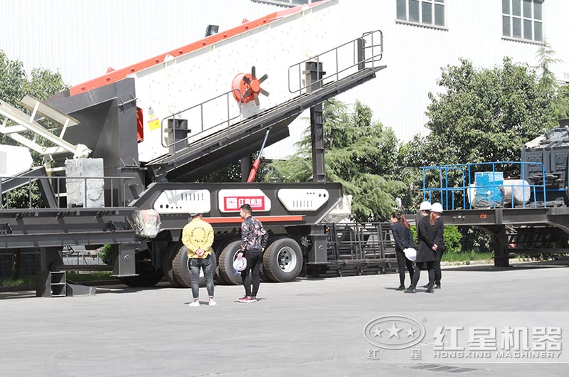 紅星客戶到廠考察、選擇移動(dòng)式破碎機(jī)