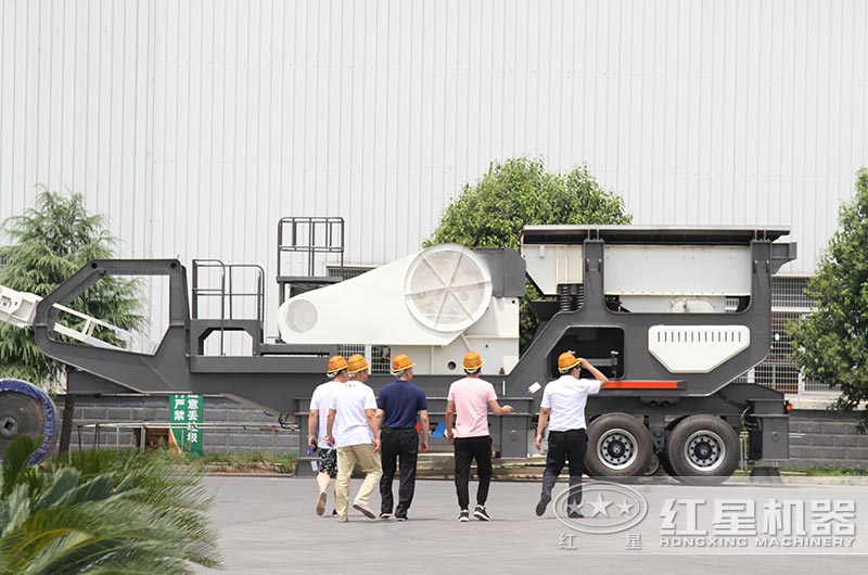 用戶來(lái)廠近距離參觀移動(dòng)山石破碎機(jī)