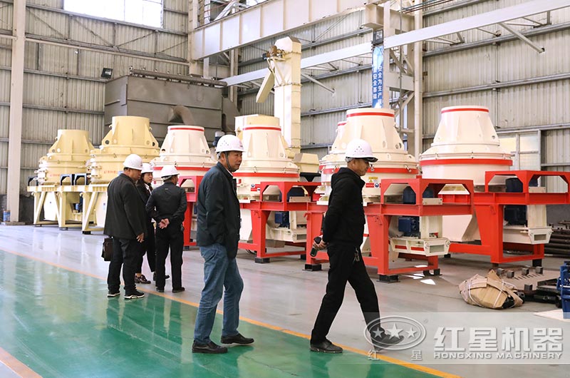 客戶(hù)到廠(chǎng)近距離考察小型沖擊式破碎機(jī)