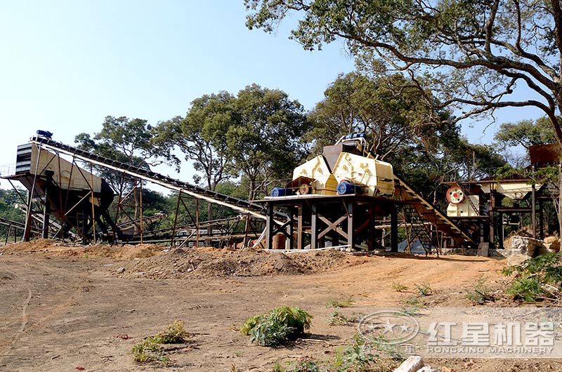 機器沙生產(chǎn)現(xiàn)場，鄂破（粗碎）+反擊破（中細碎）