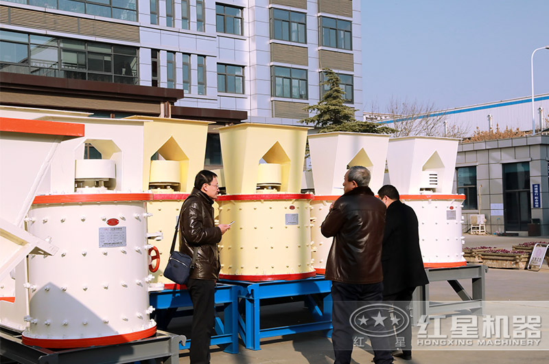 客戶來紅星廠區(qū)參觀，近距離了解小型制砂機(jī)