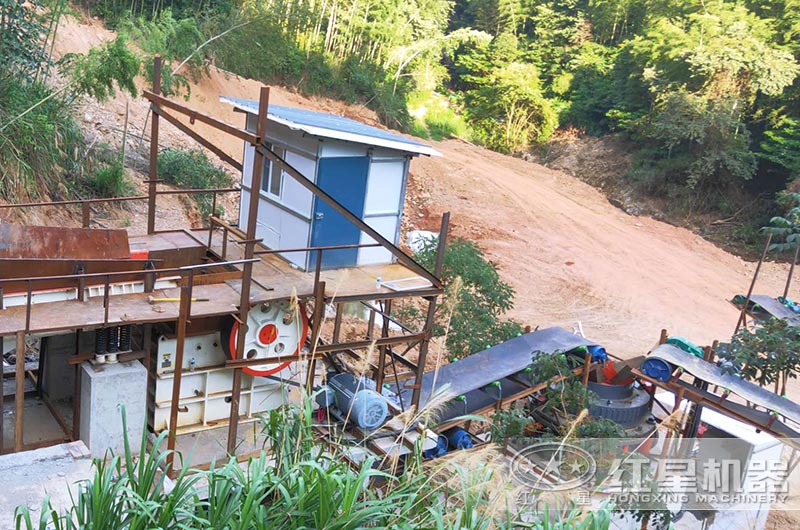 石料破碎生產(chǎn)線現(xiàn)場(chǎng)，鄂破機(jī)+圓錐破