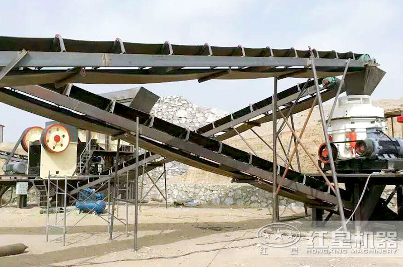 砂石生產(chǎn)線現(xiàn)場(chǎng)，粗碎破碎機(jī)為顎式破碎機(jī)