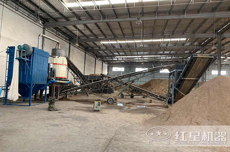 山東立式復(fù)合破碎機(jī)生產(chǎn)現(xiàn)場，封閉廠房，綠色環(huán)保