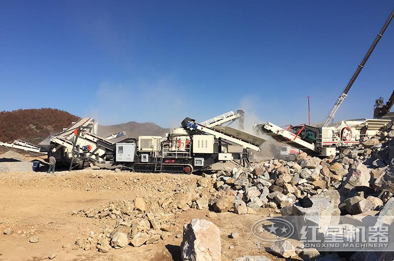 山東客戶現(xiàn)場，三臺設(shè)備聯(lián)機作業(yè)（履帶式移動破碎站，總投資100-200萬元左右）