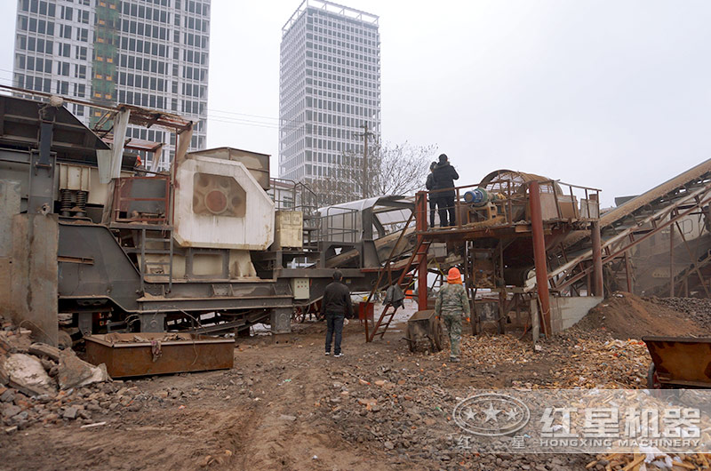移動破碎站（配置顎破、進料口大）